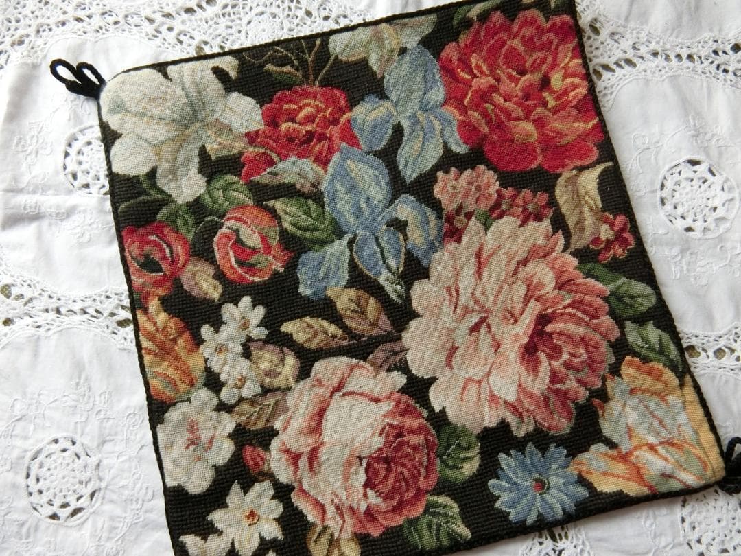 手刺繍　未使用ニードルポイント/プチポアン/プチポワンフラワー　クッションカバー