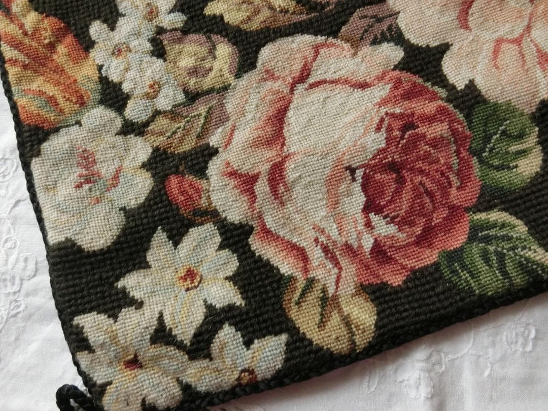 手刺繍　未使用ニードルポイント/プチポアン/プチポワンフラワー　クッションカバー