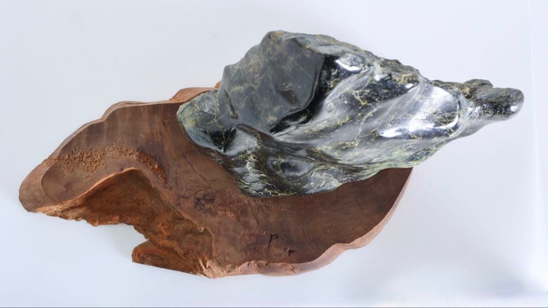 ネフライト 蛇紋石 蛇紋岩 立石 鑑賞石 台座付 5.7kg 水石 景石 原石