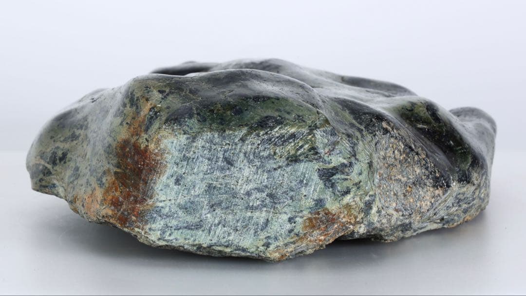 ネフライト 蛇紋石 蛇紋岩 立石 鑑賞石 台座付 5.7kg 水石 景石 原石