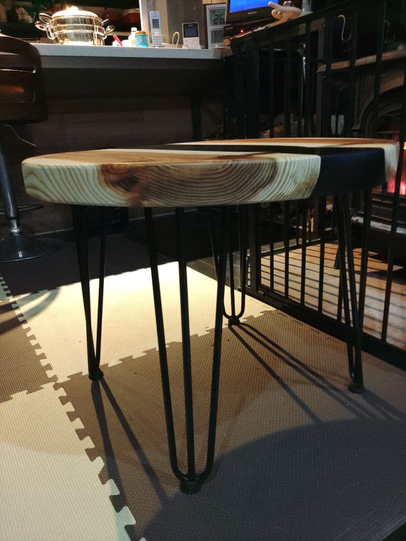 杉とブラックレジンのテーブル