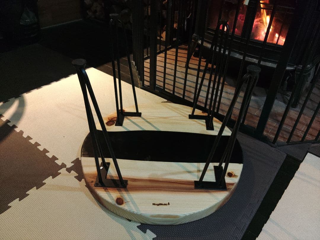 杉とブラックレジンのテーブル