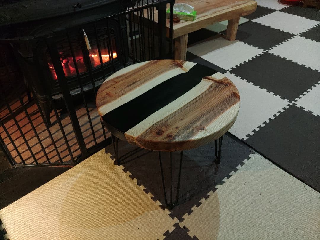 杉とブラックレジンのテーブル