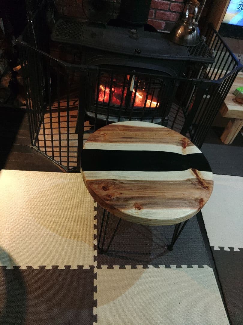 杉とブラックレジンのテーブル