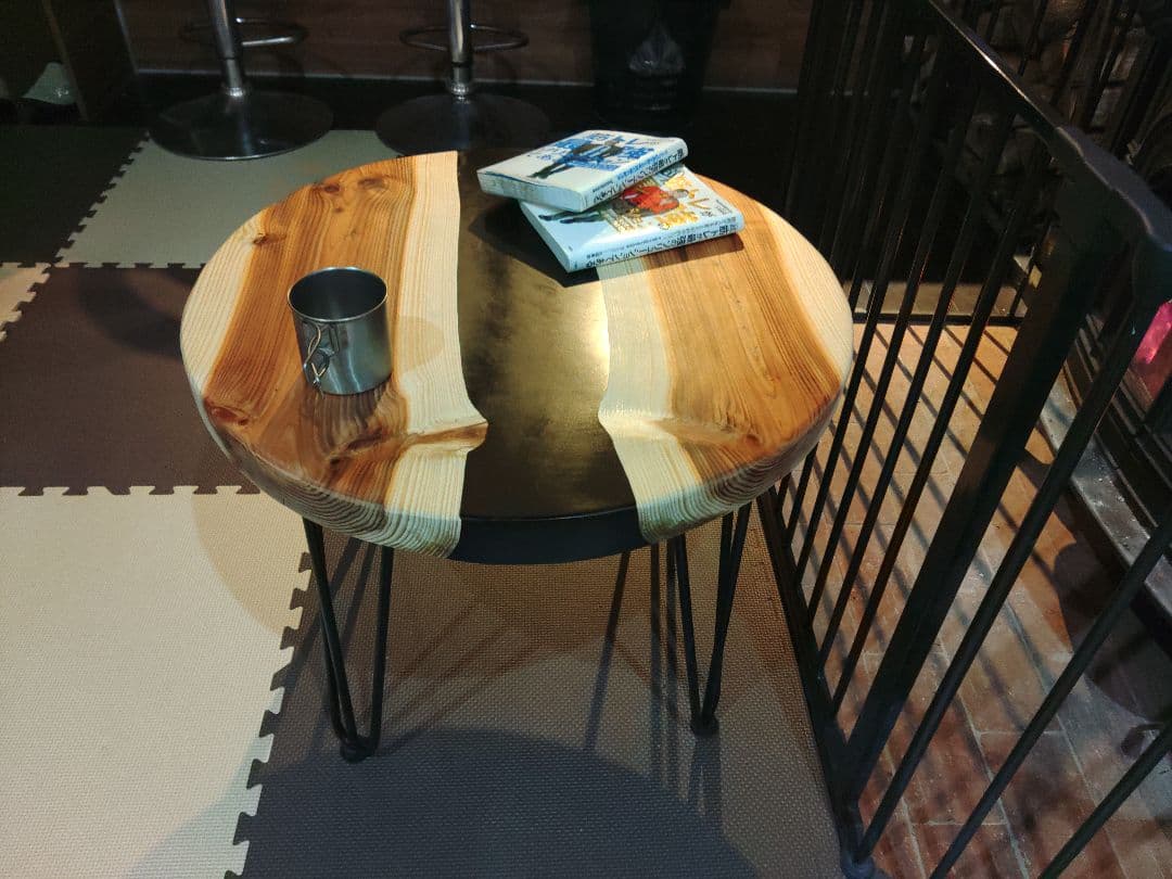 杉とブラックレジンのテーブル