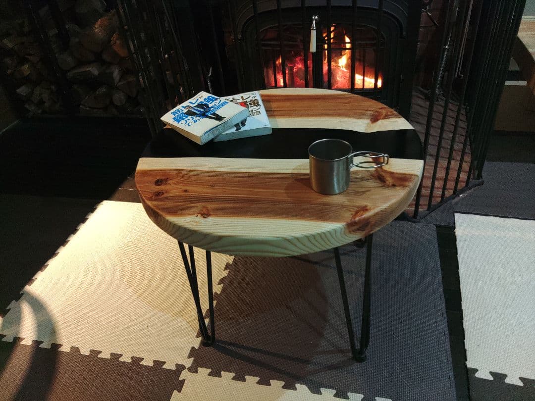 杉とブラックレジンのテーブル