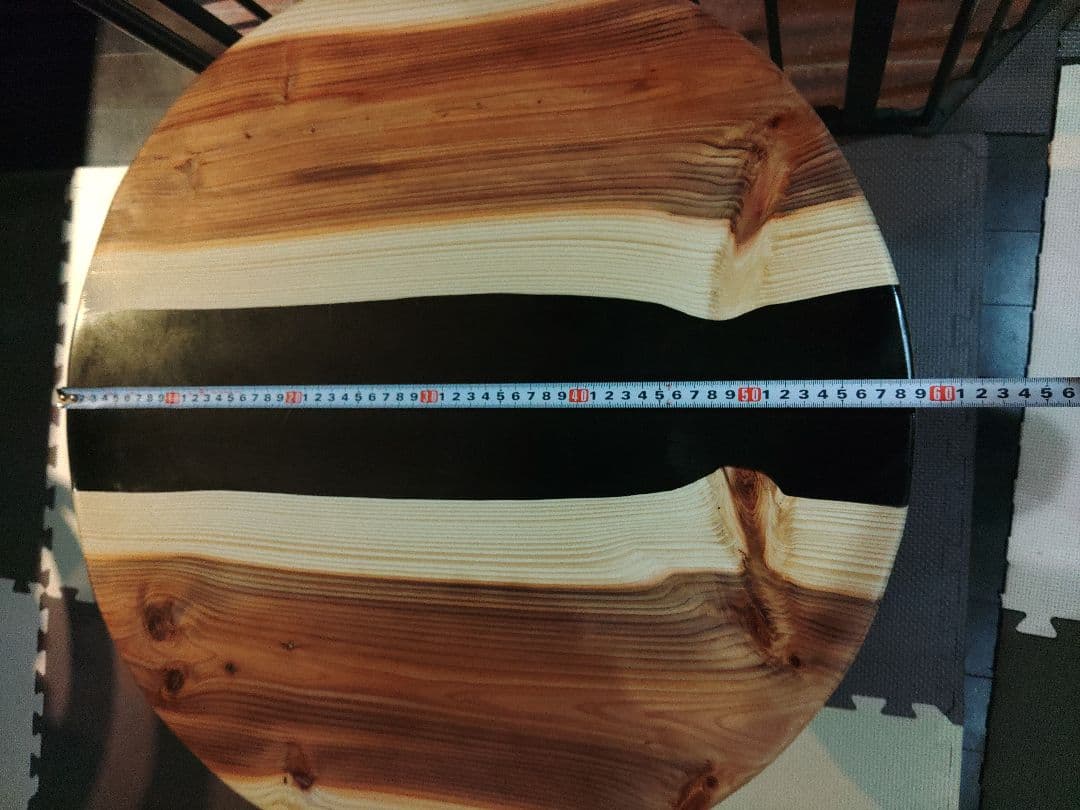 杉とブラックレジンのテーブル