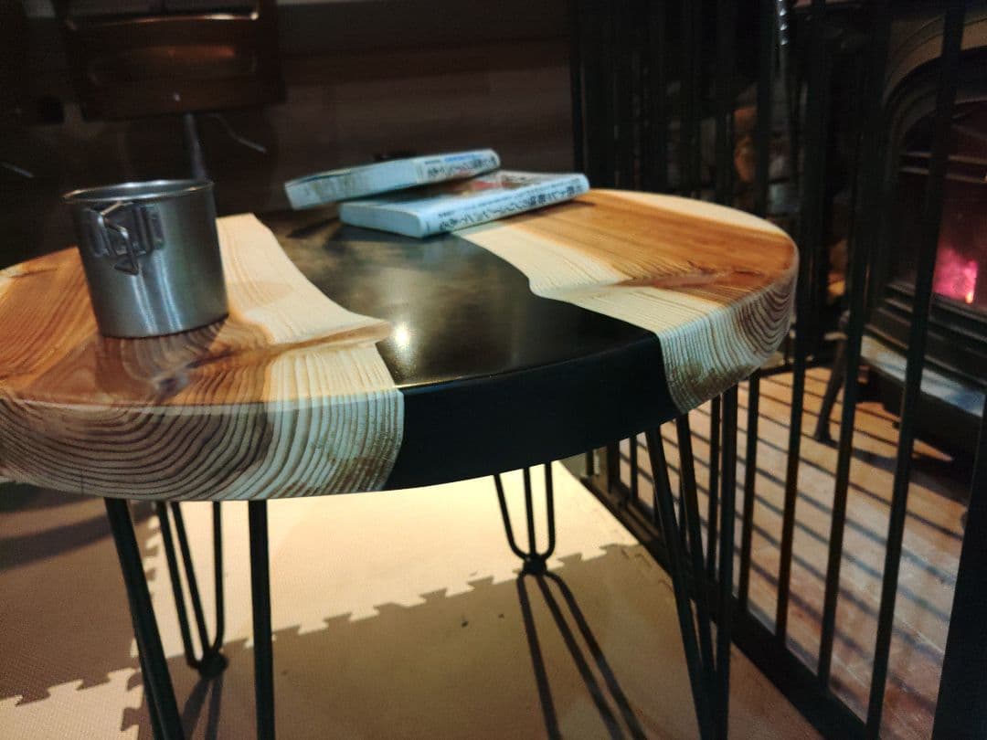 杉とブラックレジンのテーブル