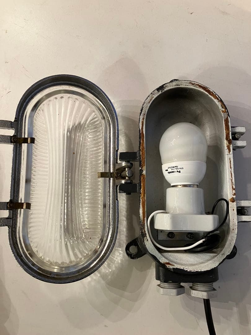 インダストリアル　ウォールランプ