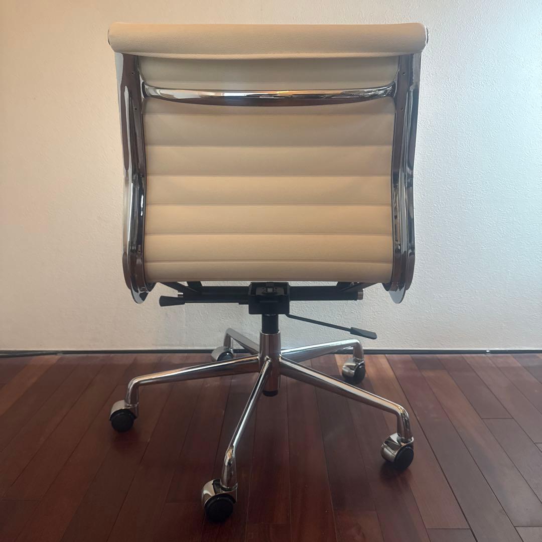 イームズ アルミナムチェア PUレザーホワイト - メルカリ