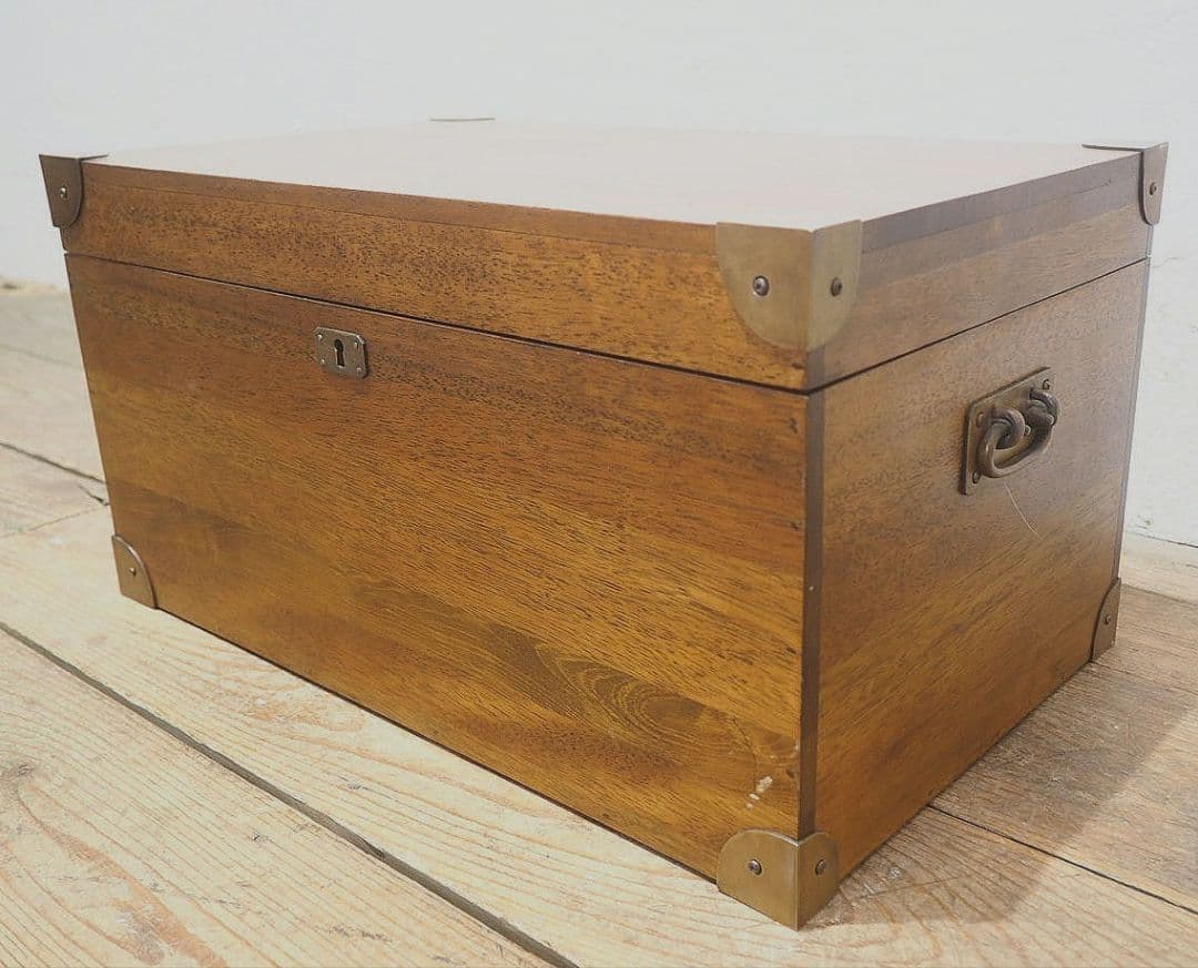 1356 鍵付き　無垢材の重厚なトランク　木箱　収納ケース　センターテーブル