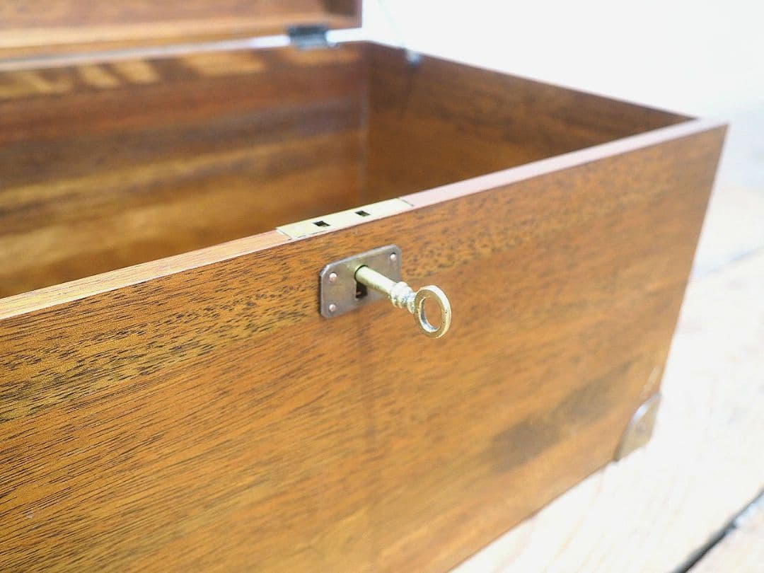 1356 鍵付き　無垢材の重厚なトランク　木箱　収納ケース　センターテーブル