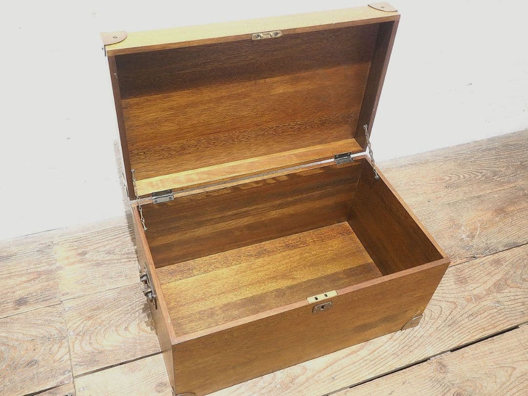 1356 鍵付き　無垢材の重厚なトランク　木箱　収納ケース　センターテーブル