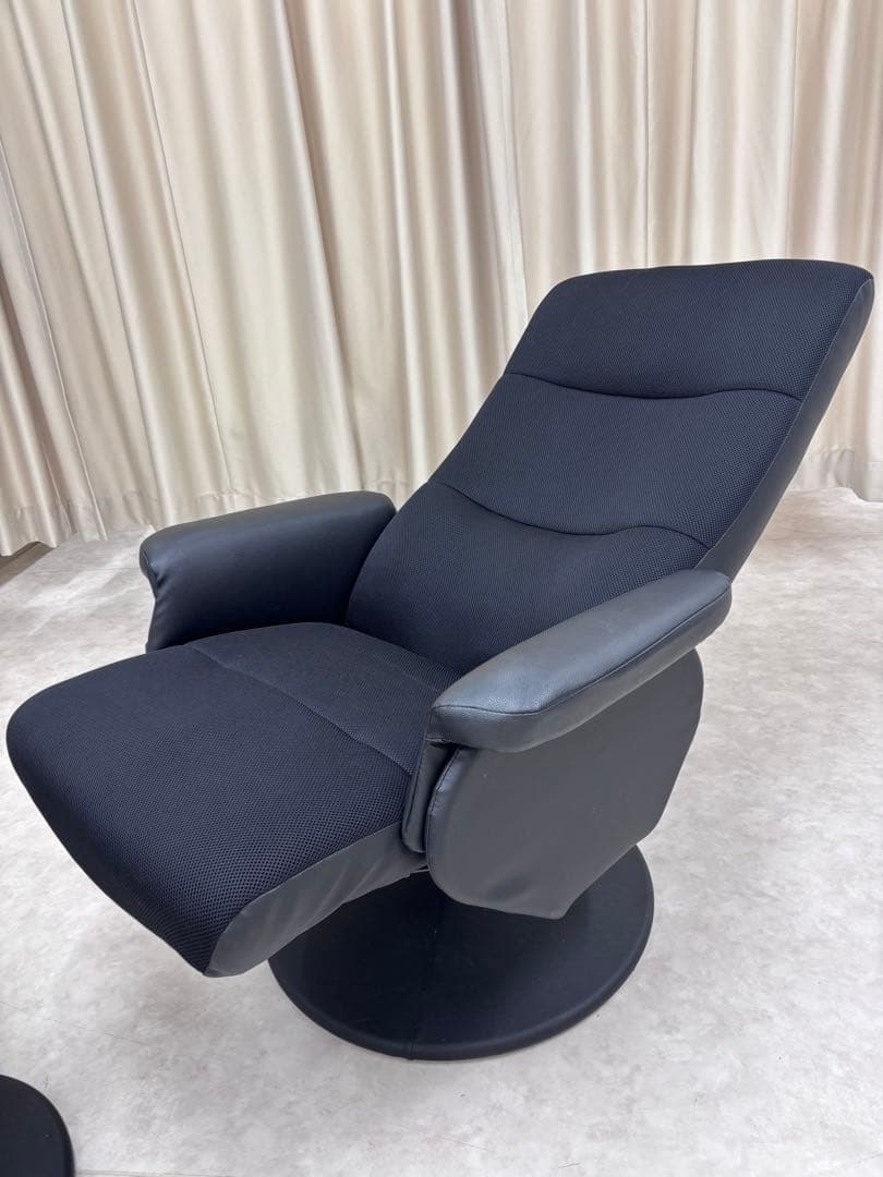 ブラック リクライニングチェア オットマン付き