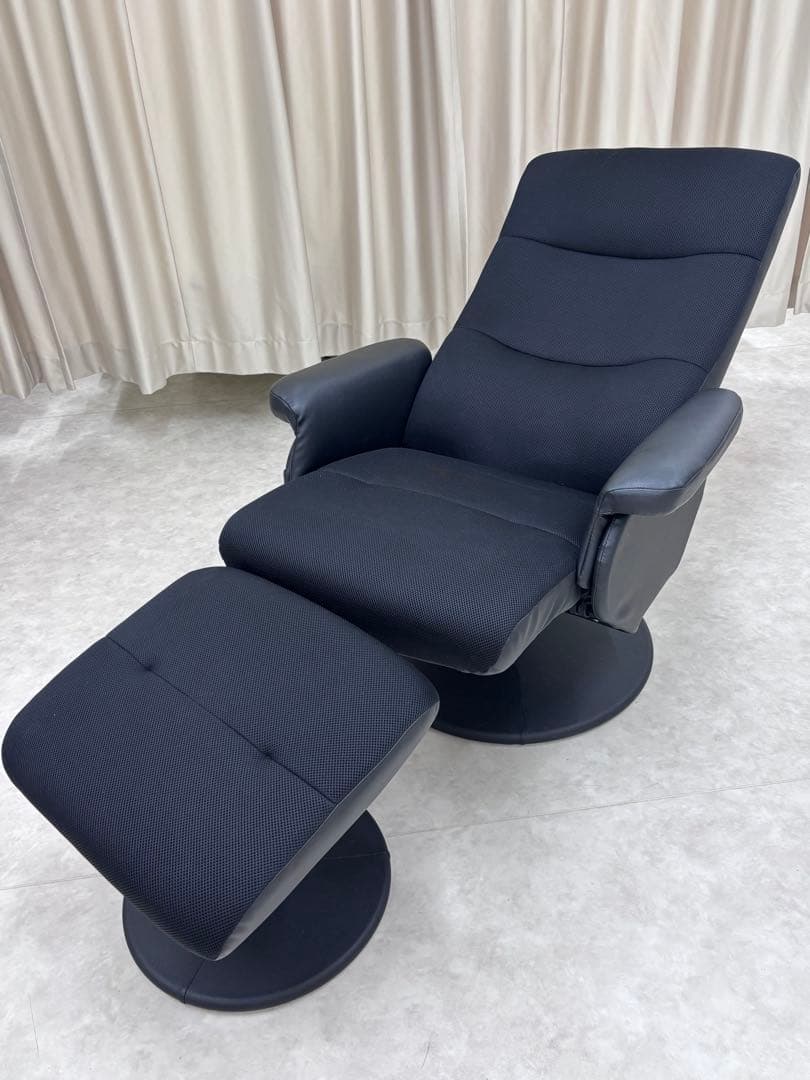 ブラック リクライニングチェア オットマン付き