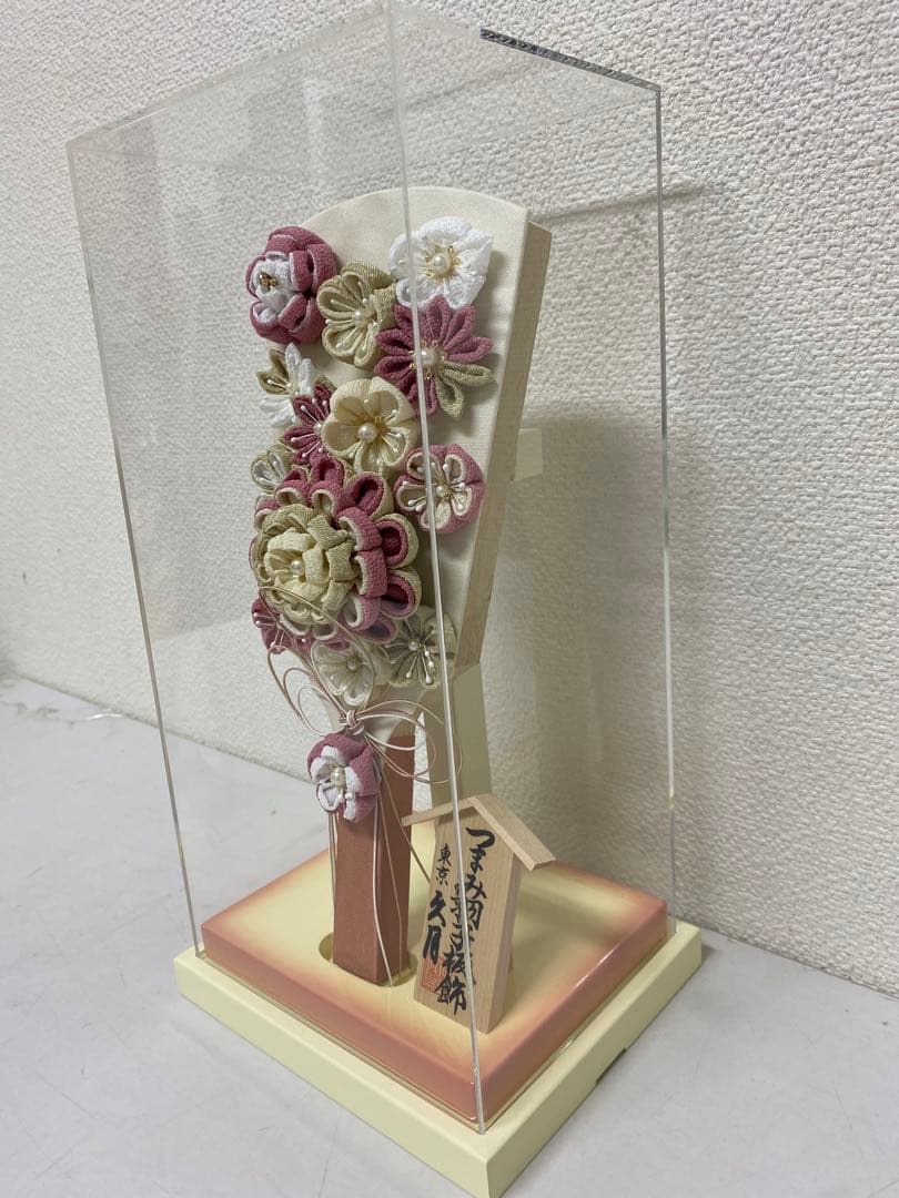 東京久月　つまみ細工羽子板・アクリルケース・間口約１７×奥行約１４×高さ約３３㎝