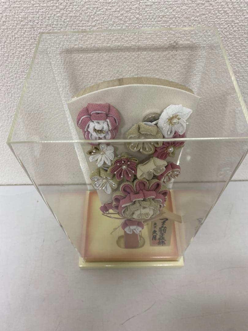 東京久月　つまみ細工羽子板・アクリルケース・間口約１７×奥行約１４×高さ約３３㎝