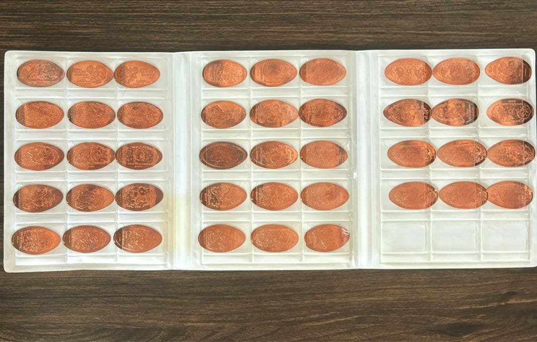 ディズニーリゾート メダルブック 35周年記念メダル+2018年メダル　計42枚