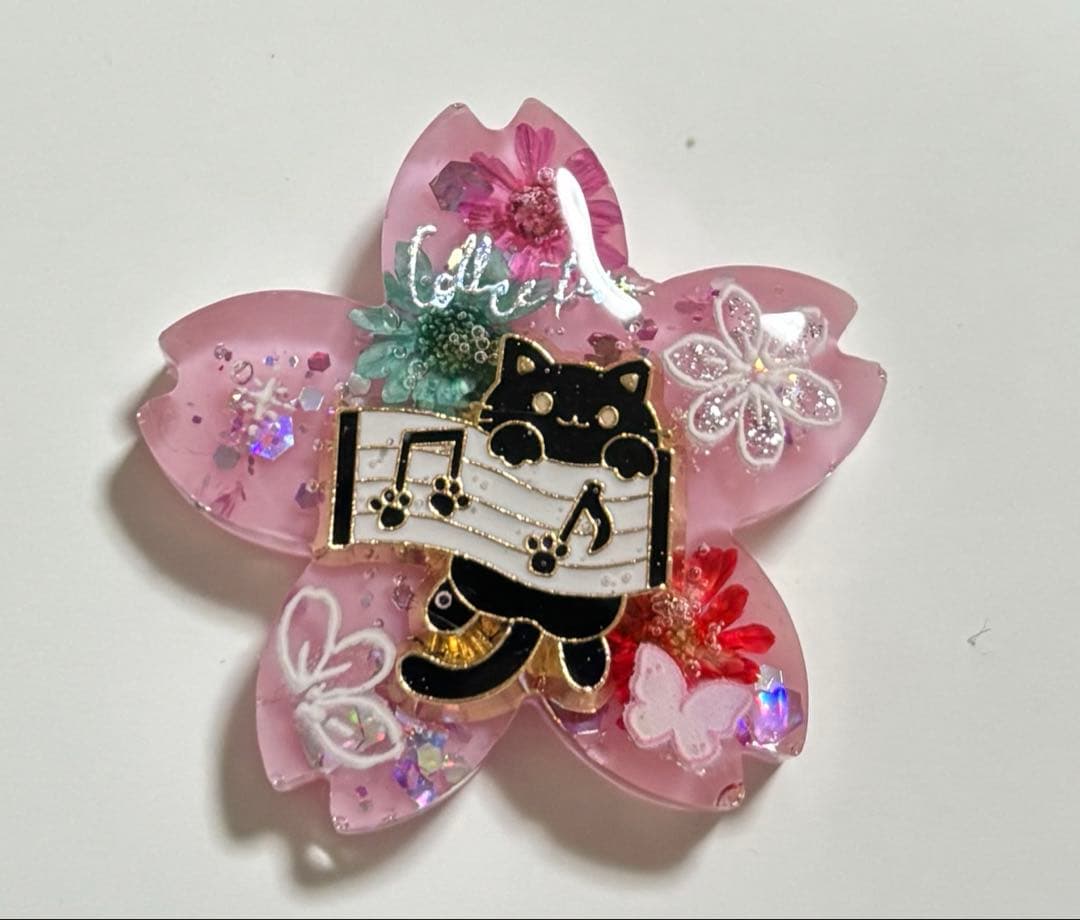 再販不可。桜♡ねこ♡レジンヘアゴムブローチ - メルカリ ハイジ様お