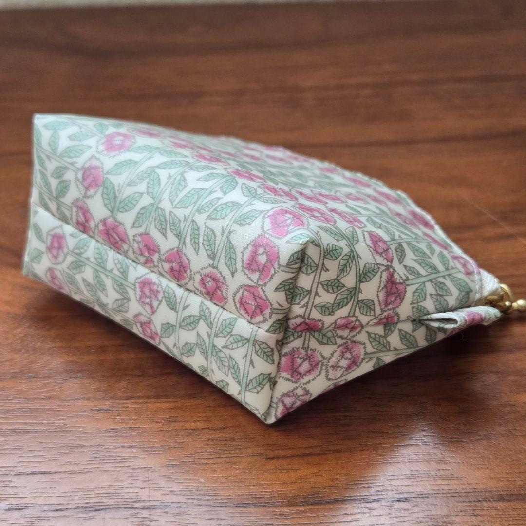 リバティ ラミネート スリーピングローズ ラウンドミニポーチ - メルカリ