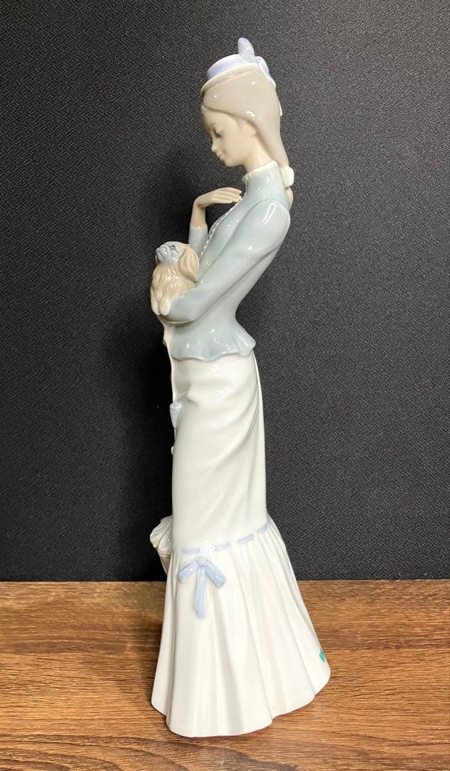 リヤドロ LLADRO 子犬を抱く貴婦人