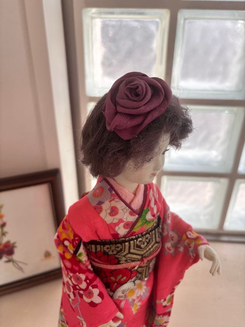 赤色の花柄着物の和装人形