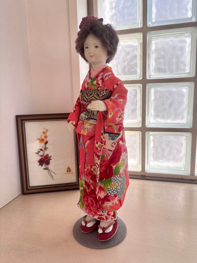 赤色の花柄着物の和装人形