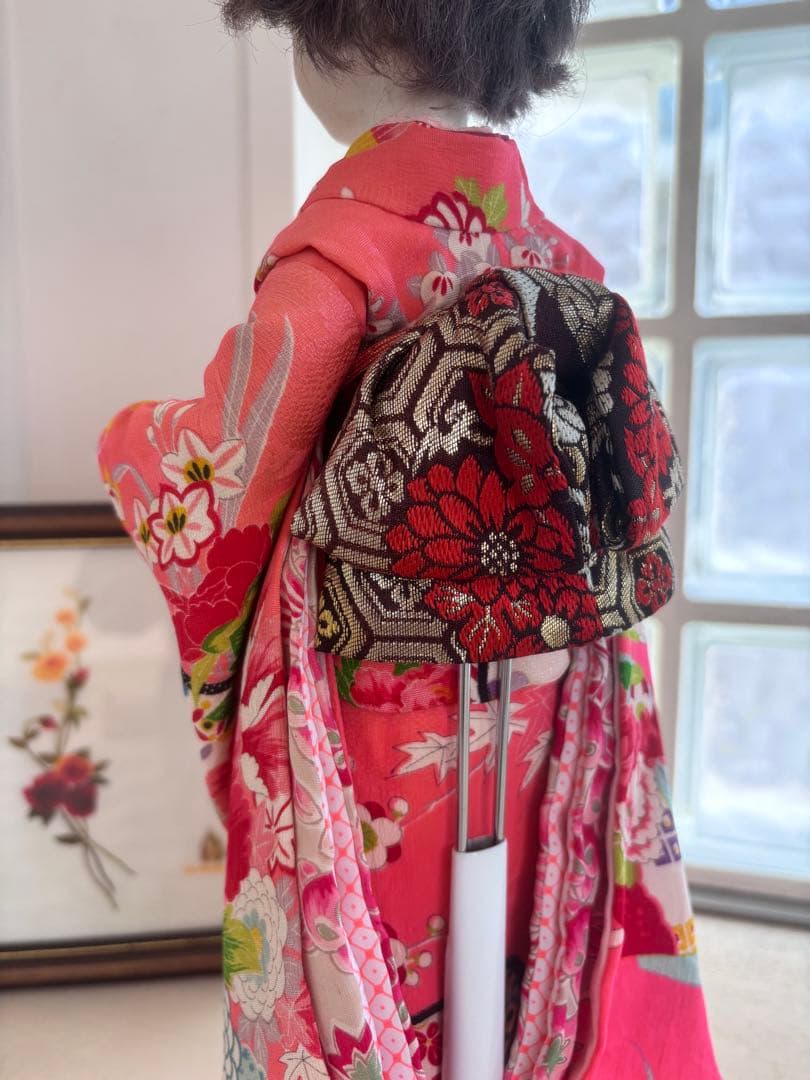 赤色の花柄着物の和装人形