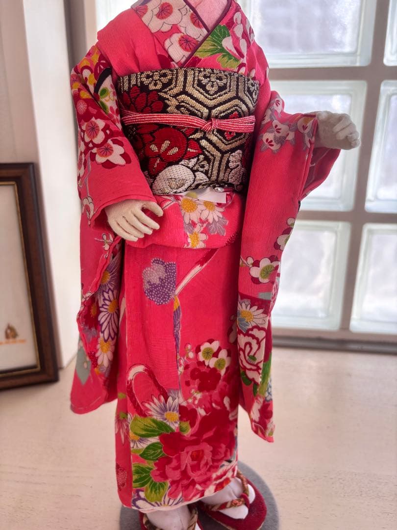 赤色の花柄着物の和装人形