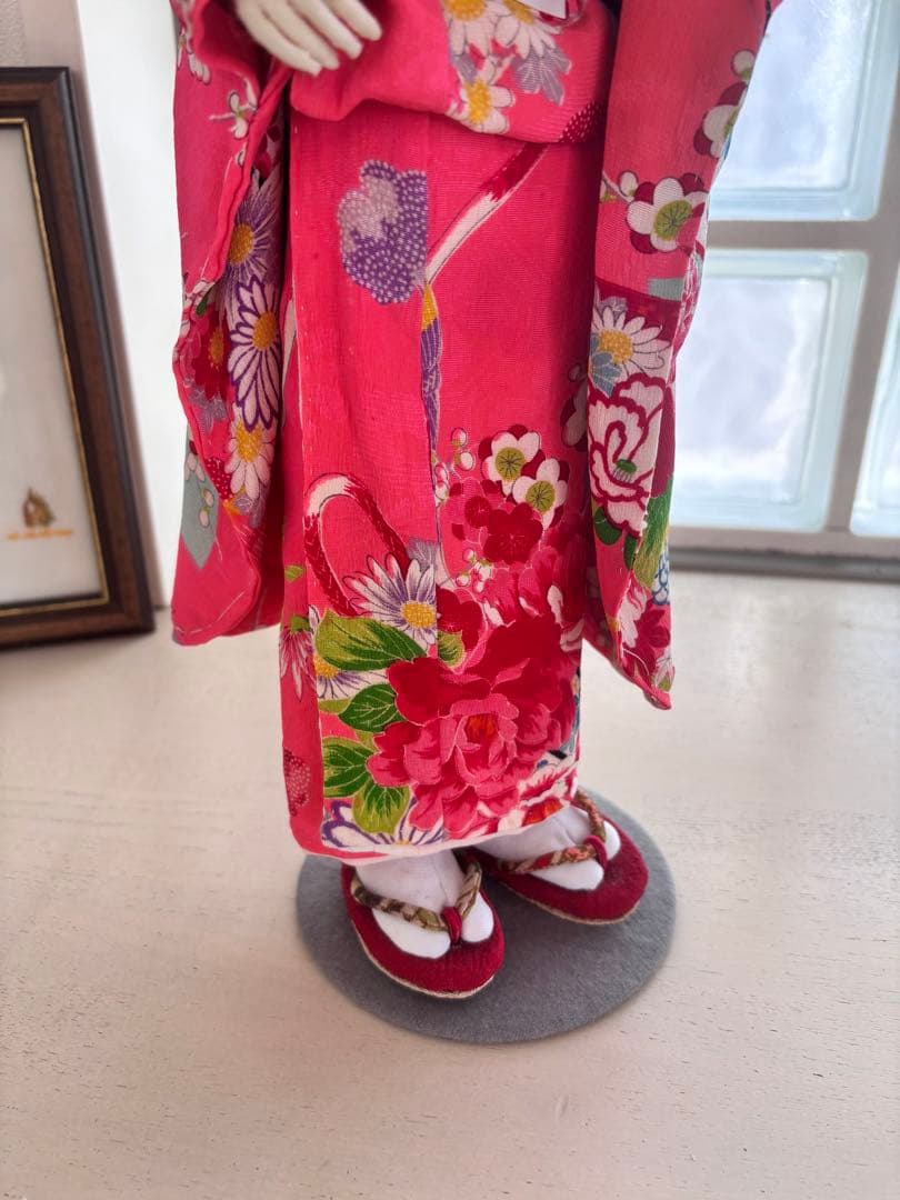 赤色の花柄着物の和装人形