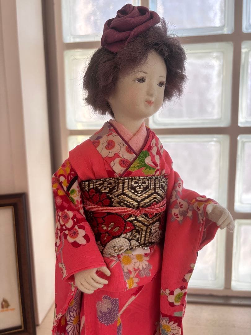 赤色の花柄着物の和装人形