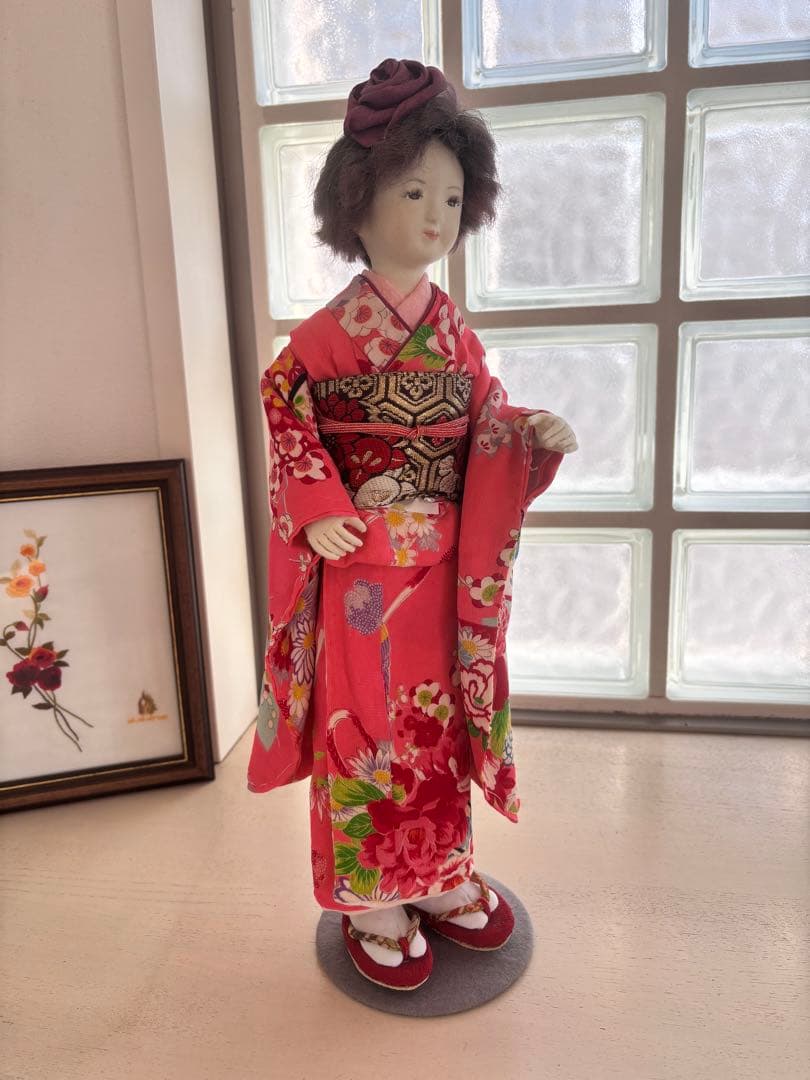 赤色の花柄着物の和装人形