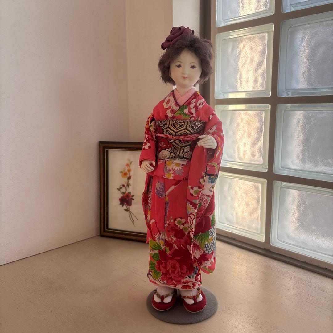赤色の花柄着物の和装人形