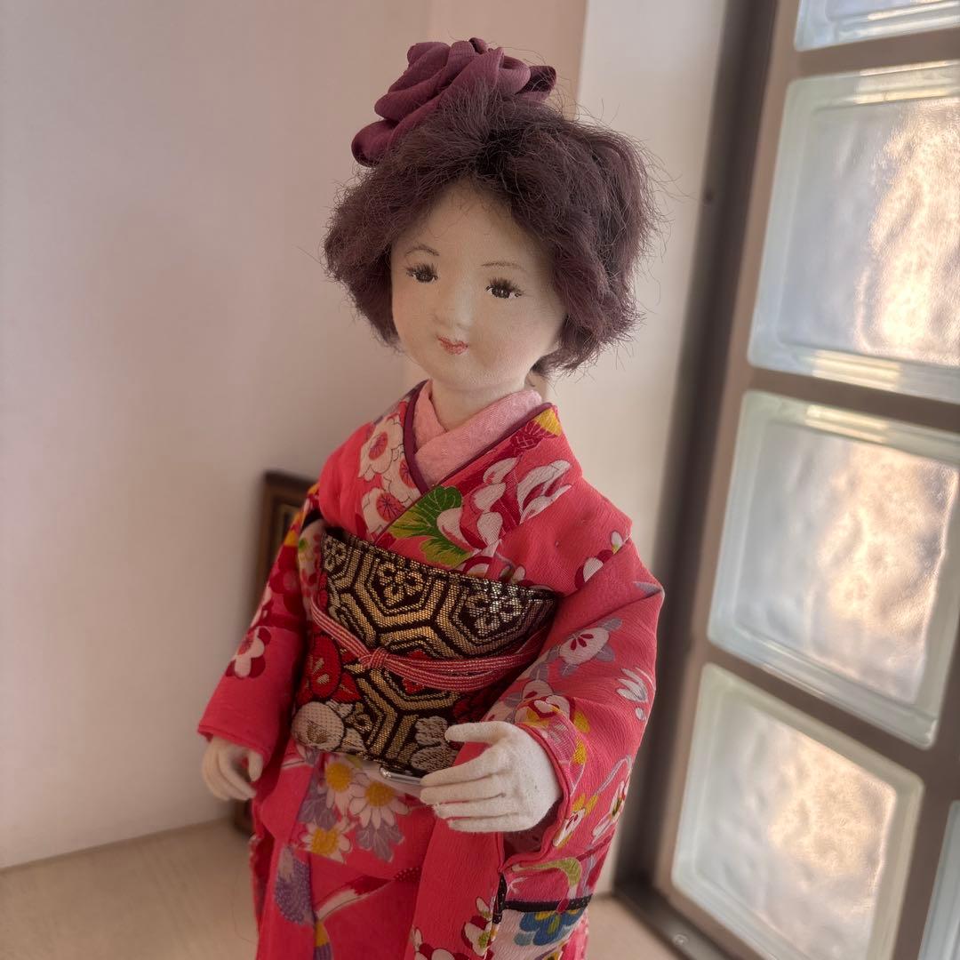 赤色の花柄着物の和装人形