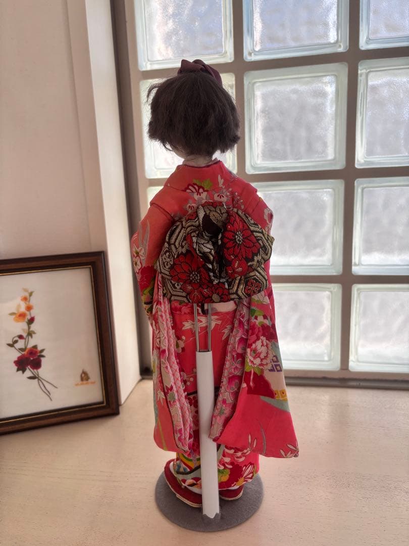 赤色の花柄着物の和装人形