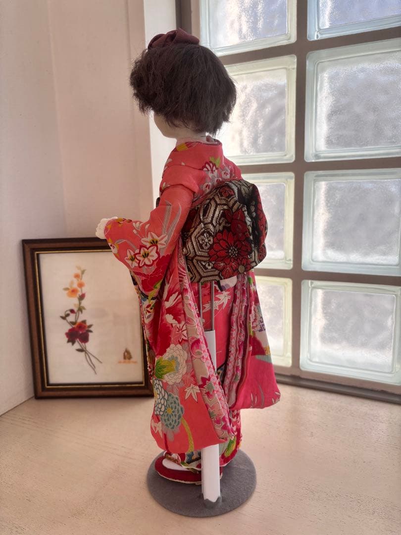 赤色の花柄着物の和装人形