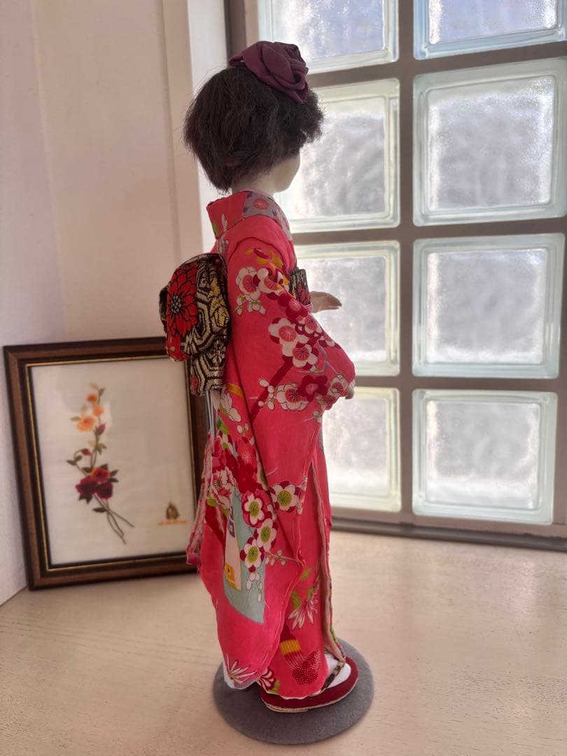 赤色の花柄着物の和装人形