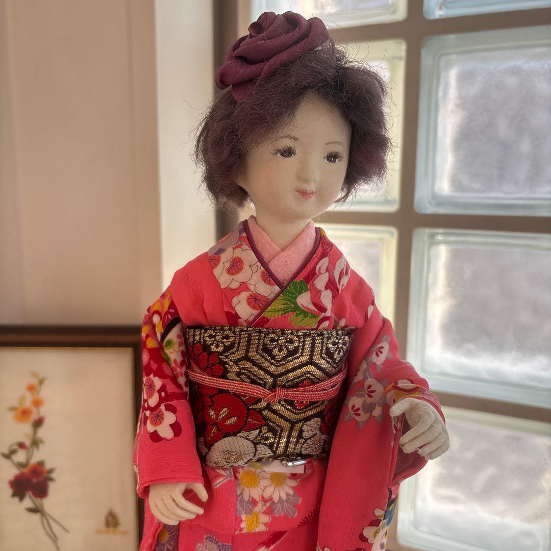 赤色の花柄着物の和装人形