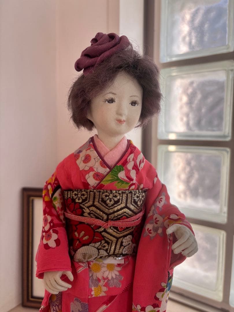 赤色の花柄着物の和装人形