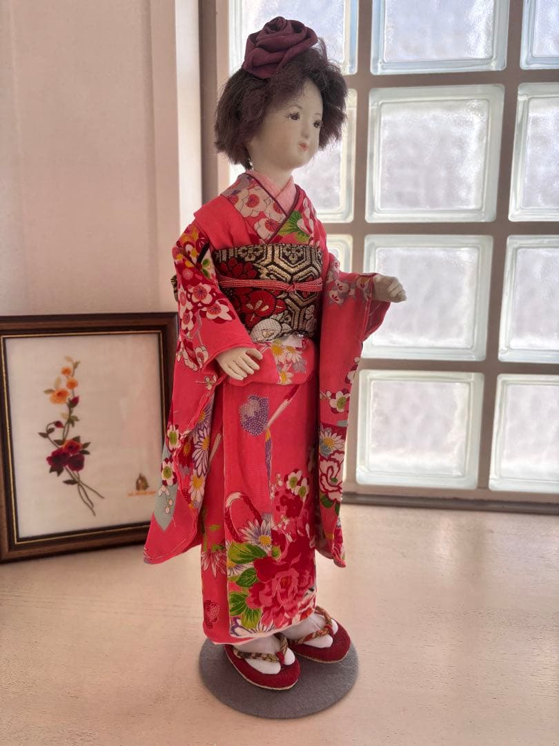 赤色の花柄着物の和装人形