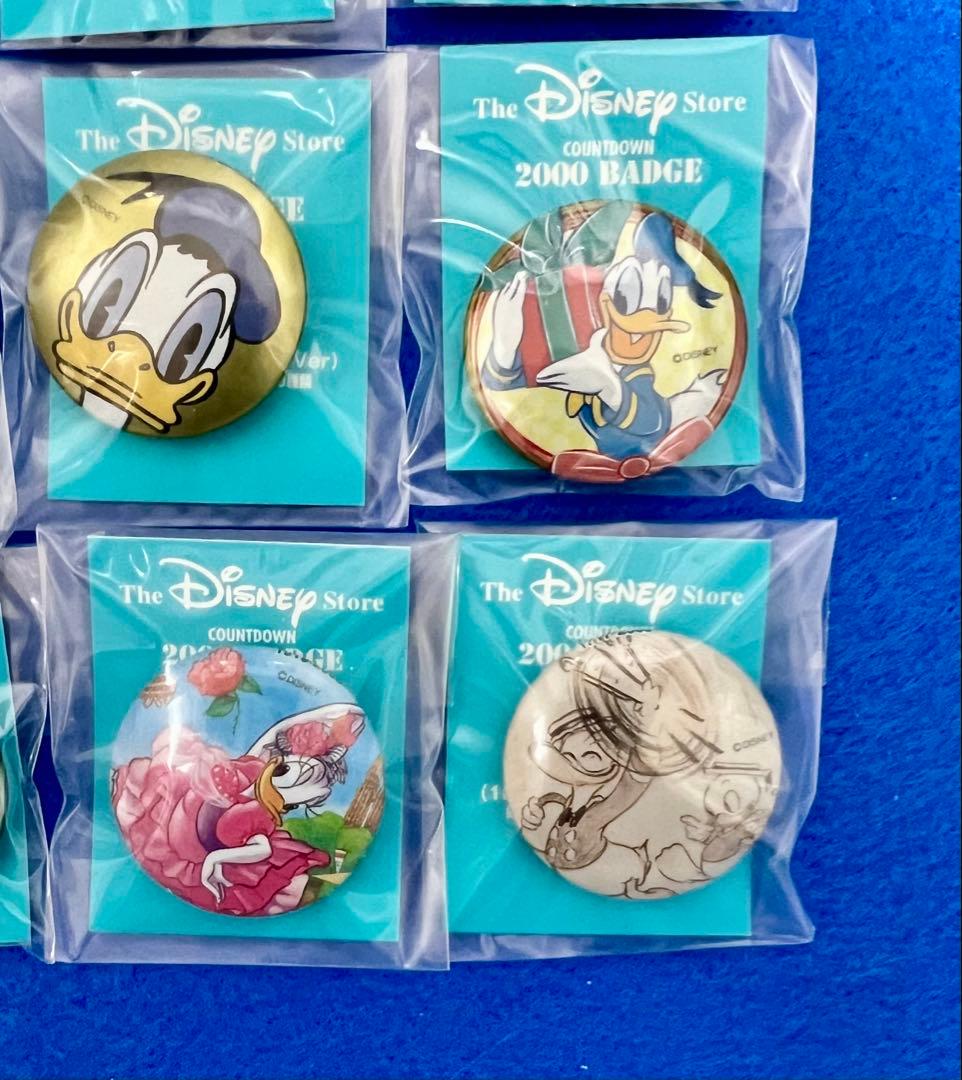 ディズニーストア ミッキー&フレンズ カウントダウン2000缶バッジ40個