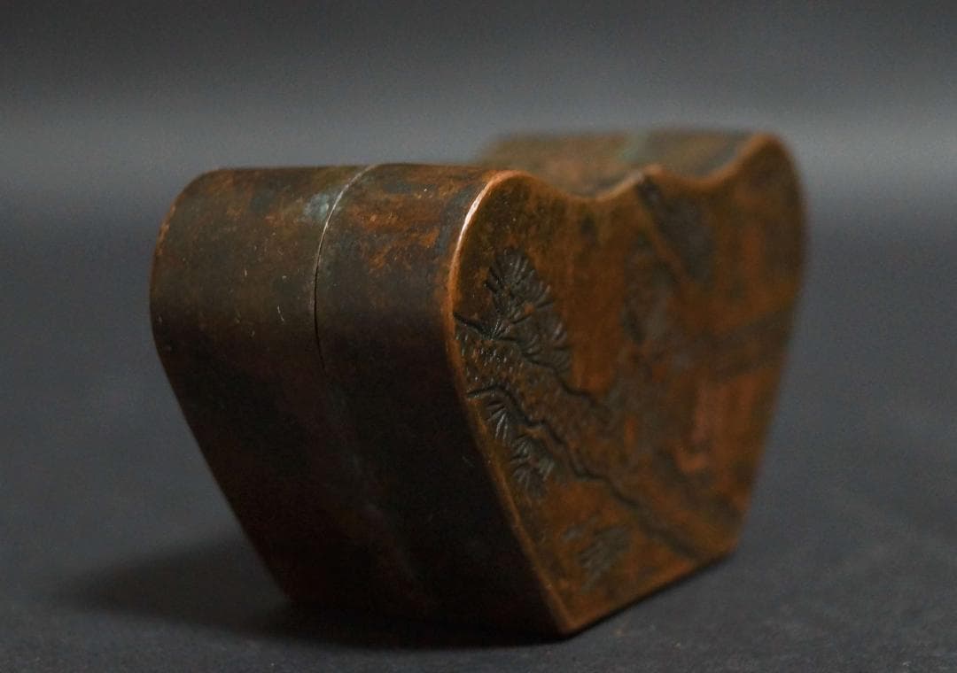 清 古銅製 瑞珍款 寅生刻『松下人物風景図』元寶形墨盒 書