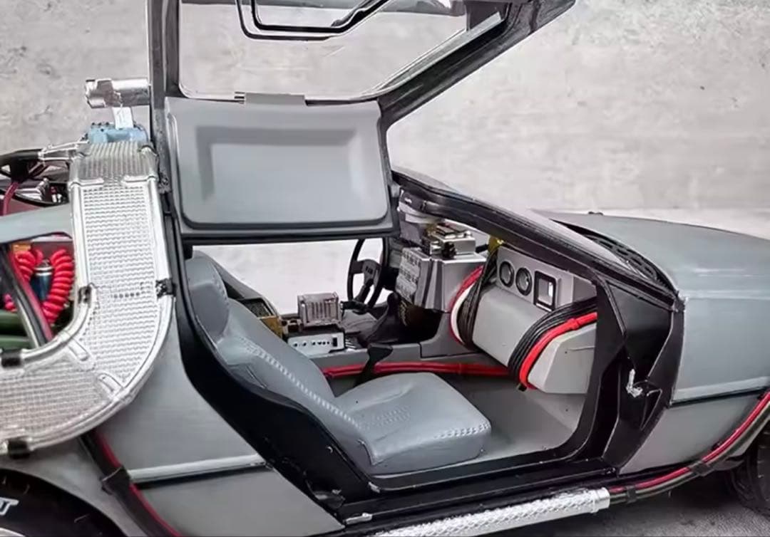 デロリアン 1/18スケール モデル Hot Wheels