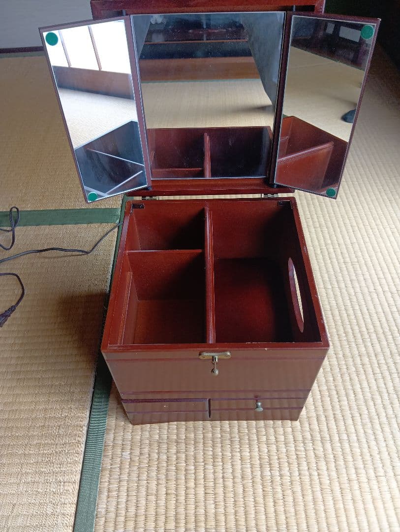 ダークブラウンのドレッサー小物入れ・鏡台