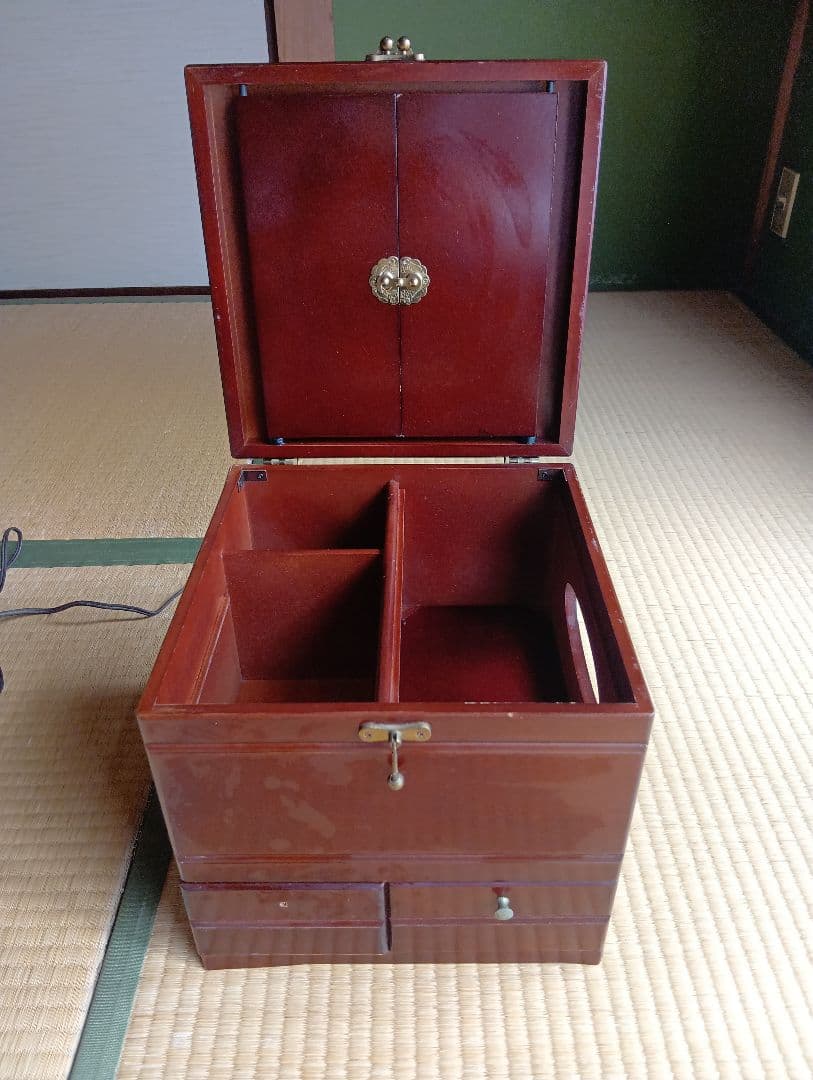 ダークブラウンのドレッサー小物入れ・鏡台