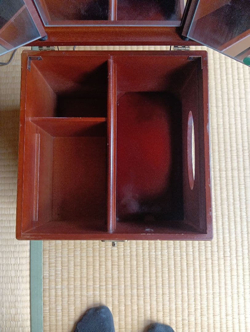 ダークブラウンのドレッサー小物入れ・鏡台