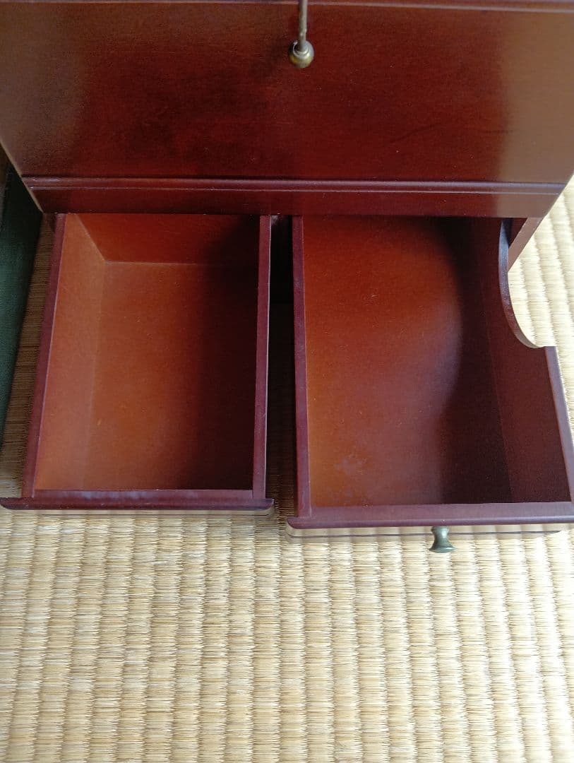 ダークブラウンのドレッサー小物入れ・鏡台