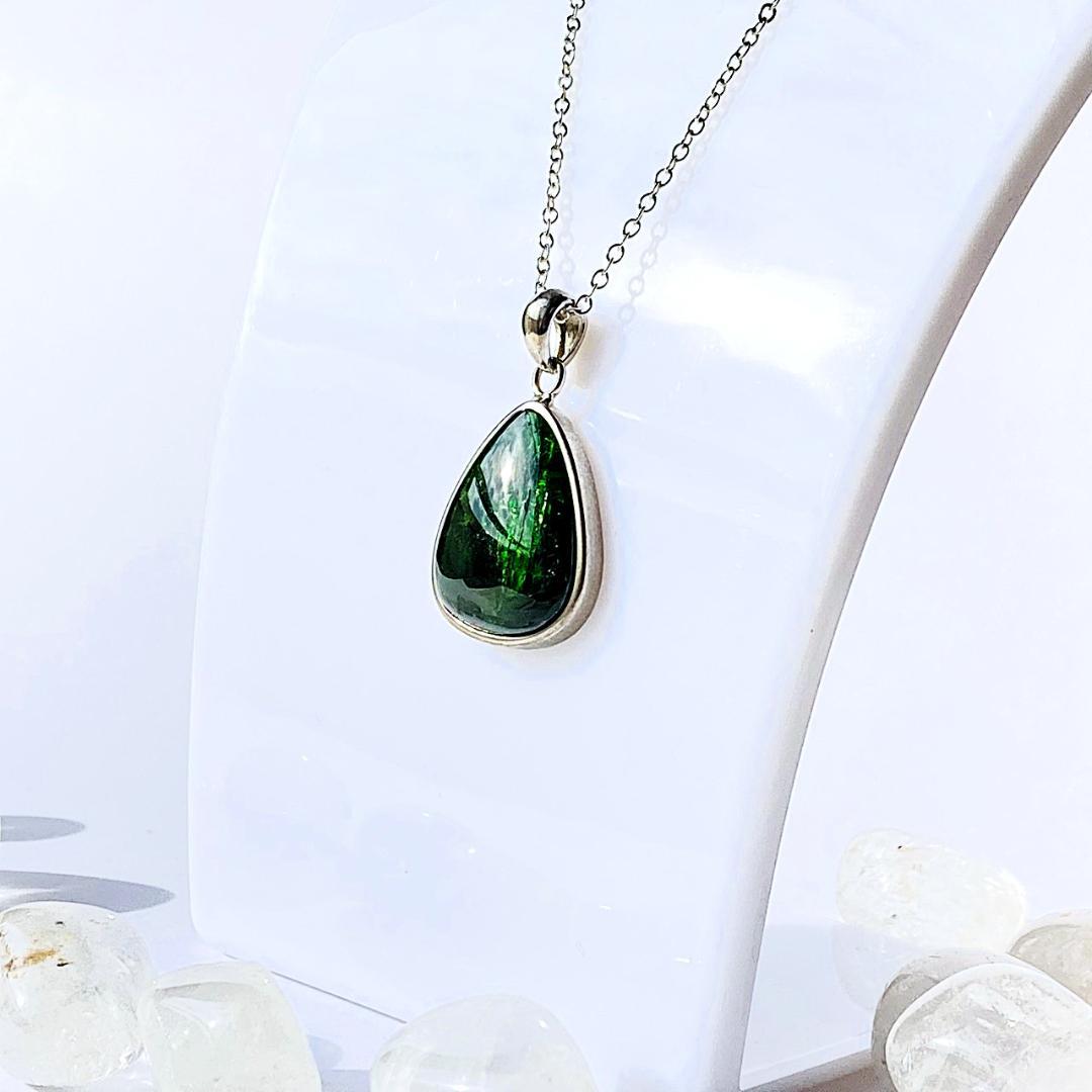 1000円引！【静寂の森の奥深く】クロムダイオプサイト 天然石