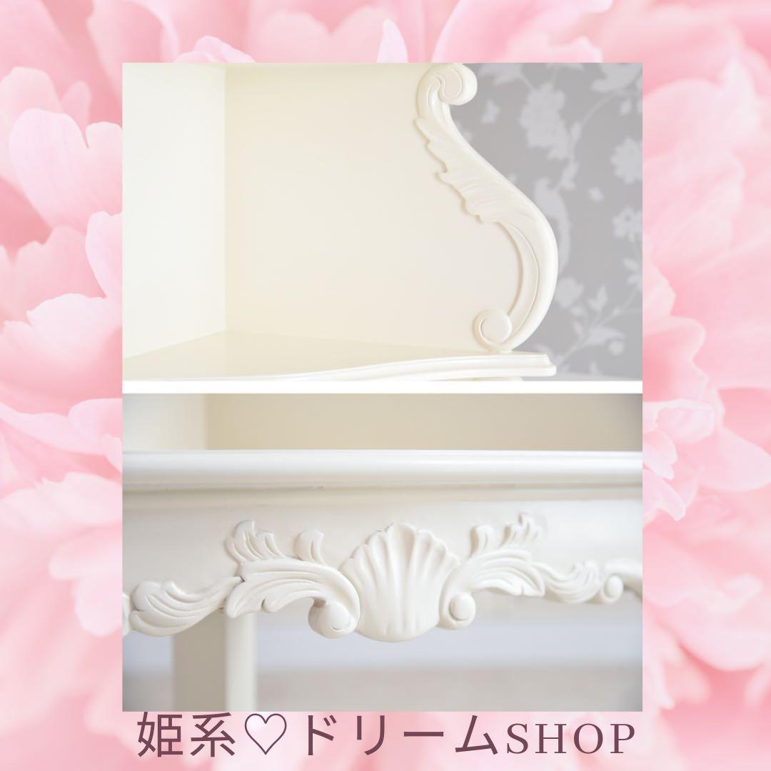 ロマンティックな空間を演出するコーナーシェルフ