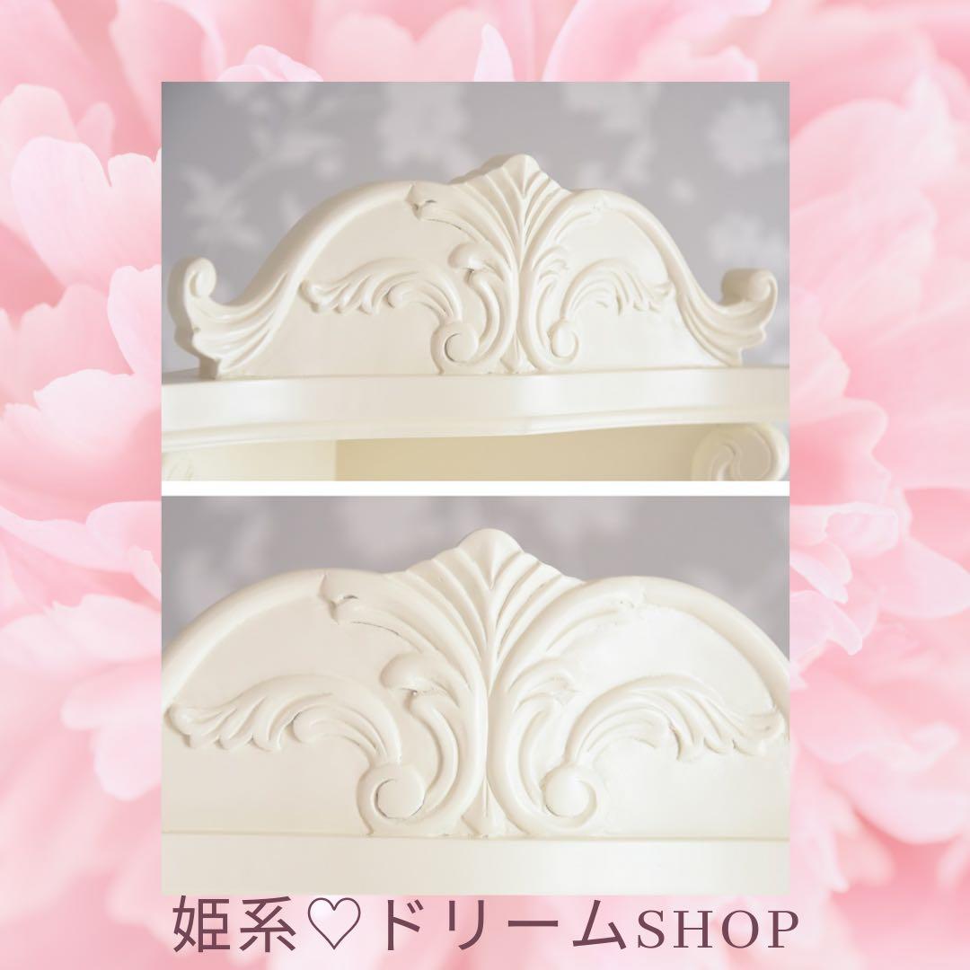 ロマンティックな空間を演出するコーナーシェルフ